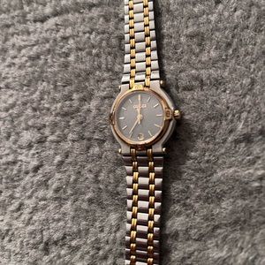 Vintage Gucci watch. Barely worn. I’m great condition.